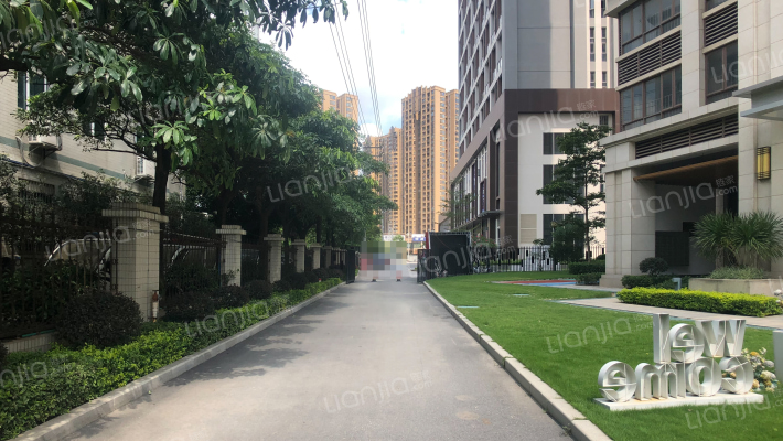 万冠广场外景图