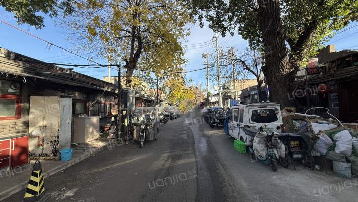 东晓市胡同外景图