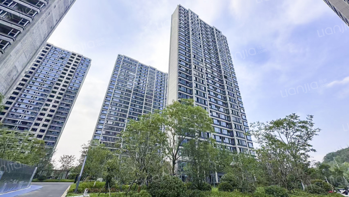  山和九著外景图