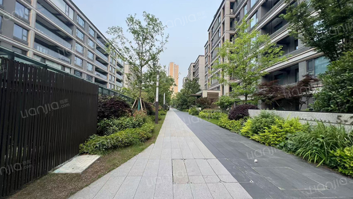 七溪庭外景图