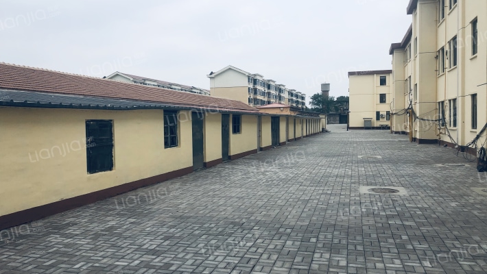 二三二厂家属楼外景图