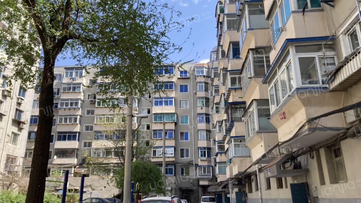 建大二小区外景图