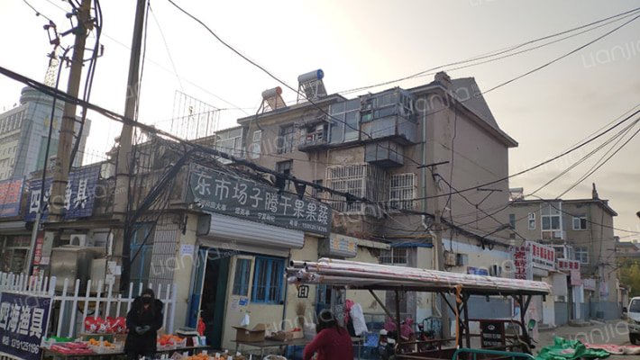 东市场小区家属楼外景图