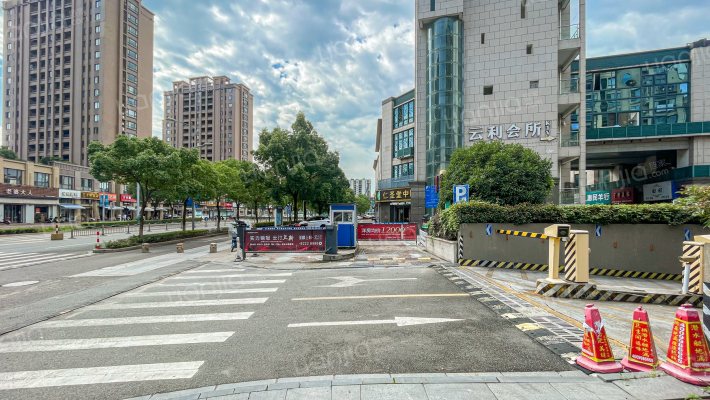 启发广场外景图