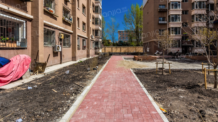 轻铁湖西花园外景图