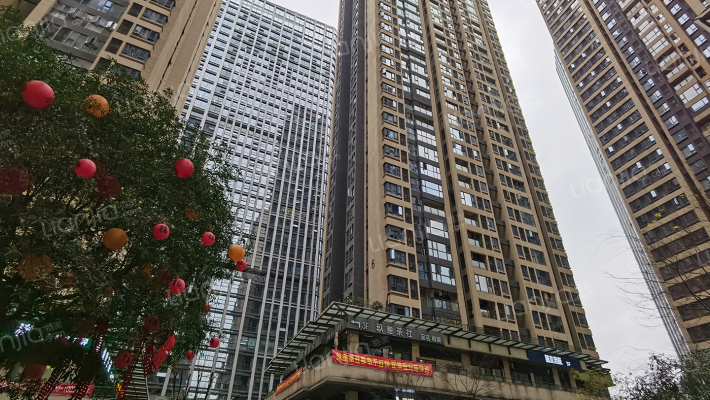 龙湖上城天街广场外景图