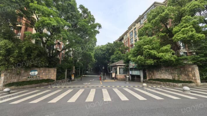 岸上蓝山外景图