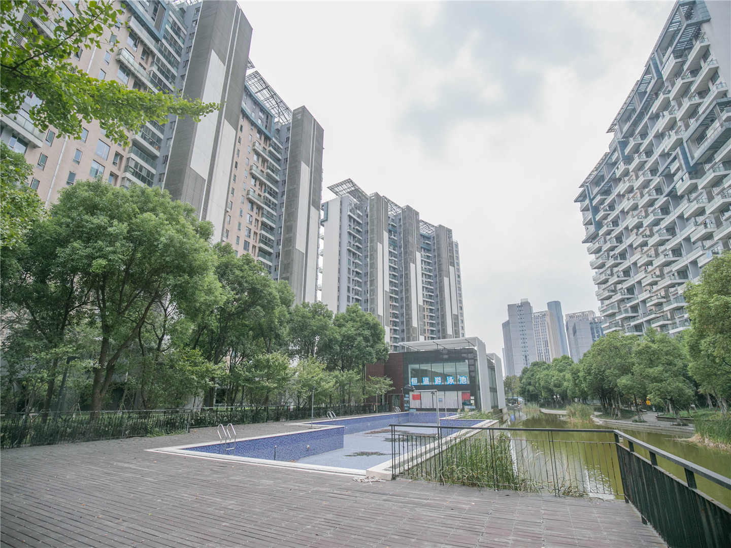 君临天下小区实景 8