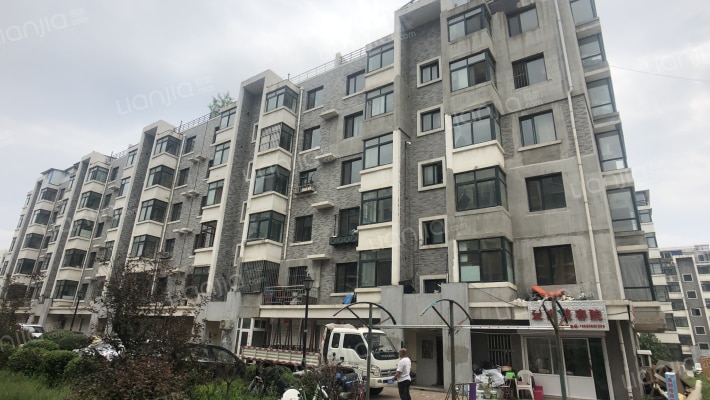 假日小城外景图