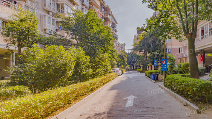 君临东城外景图