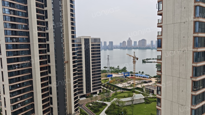 常阳东骏城外景图