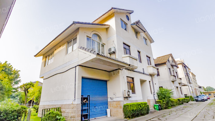 名人大别墅外景图