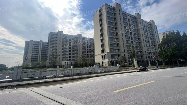 春映花庭外景图