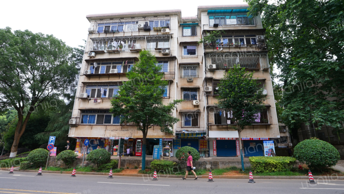 商贸职院外景图