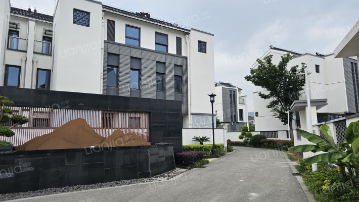 湖光山色别墅外景图