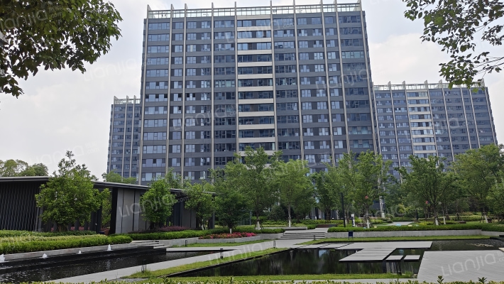 天鹅堡花园外景图