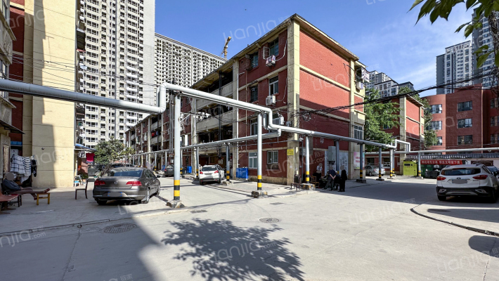 西钢东一区家属院外景图