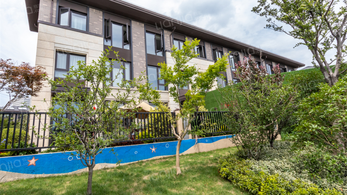 燕回江南院外景图