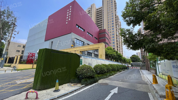 华发沁园外景图