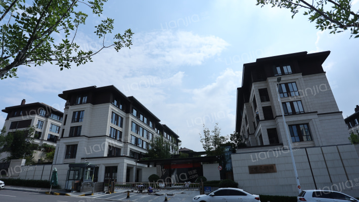 绿城晓风湖畔外景图