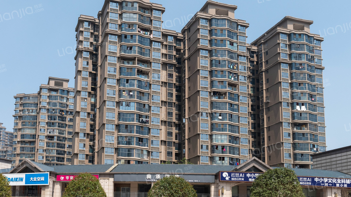 名家翡翠花园外景图