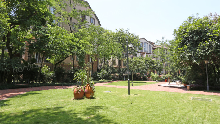 龙湖江与城二期纯小镇外景图