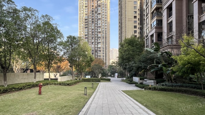 融创春晖十里岚峰庭外景图