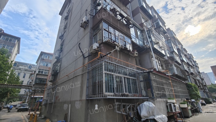 冶建小区外景图