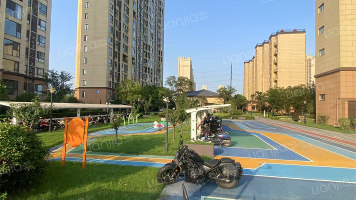 梁辉御湖湾外景图