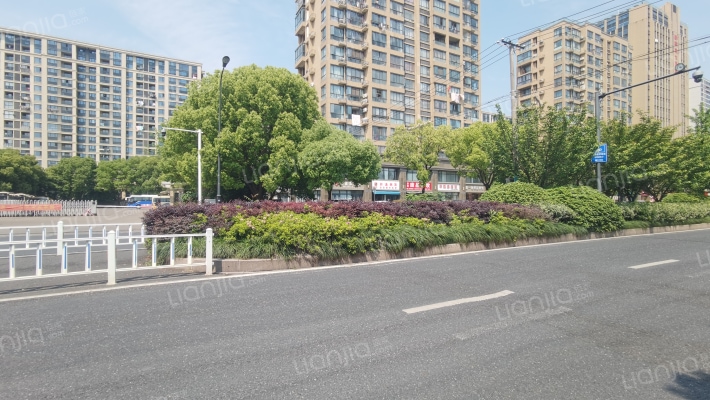 江盛江南岸外景图