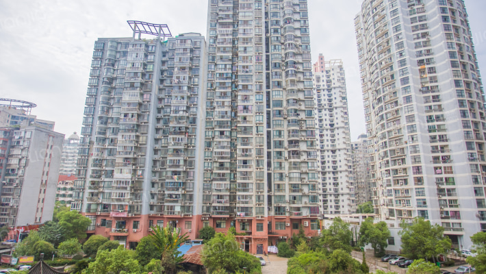 江畔人家外景图