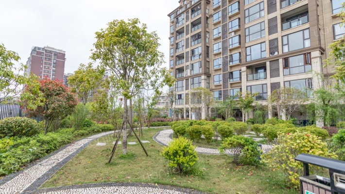 山水霖城外景图