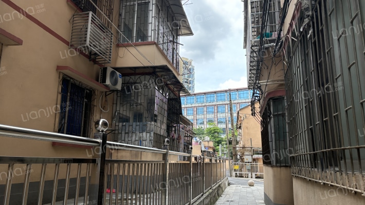 机电宿舍外景图