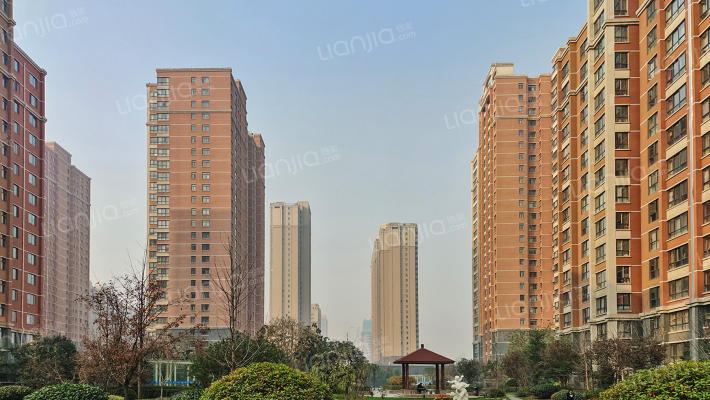 和平春天外景图