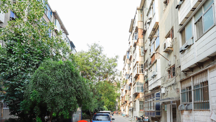 水晶化工厂家属院外景图