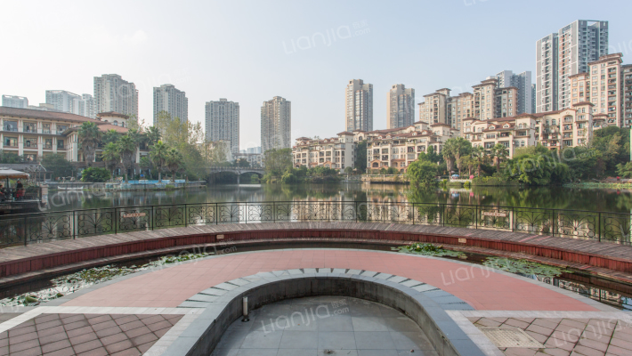 圣天湖东岸外景图