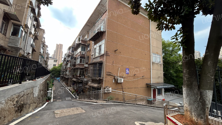 有色冶金劳保所宿舍外景图