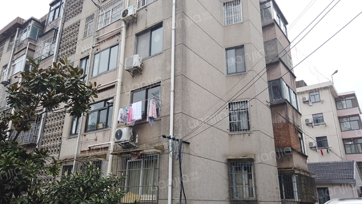 十字街130号外景图