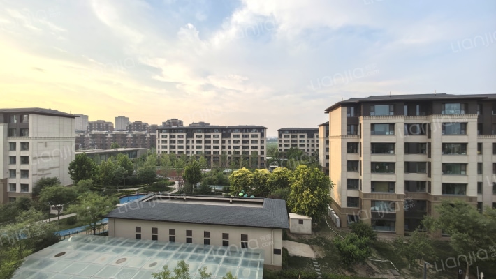 卓越云门外景图