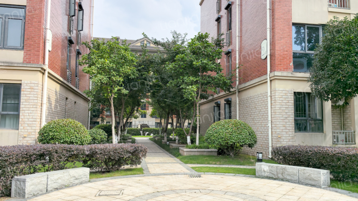 蓝天水岸外景图