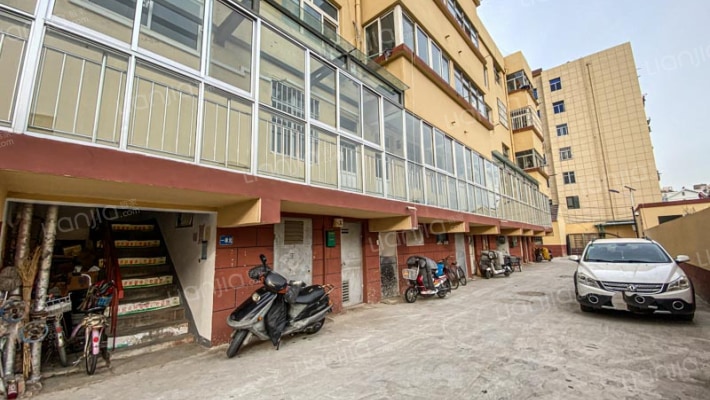 东风小学家属楼外景图