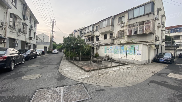 颜港南村外景图