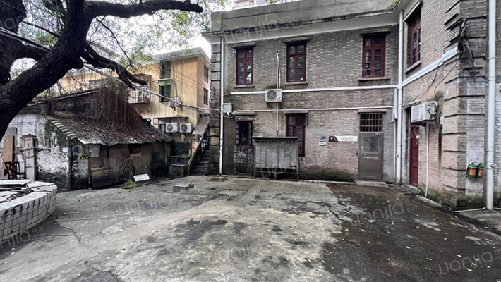 革新路110号大院外景图