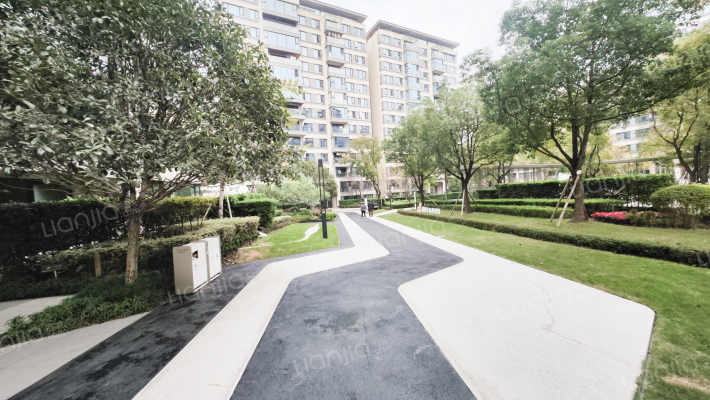 江山云出云晴外景图