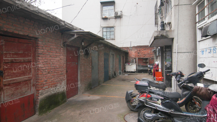 针织厂家属院外景图