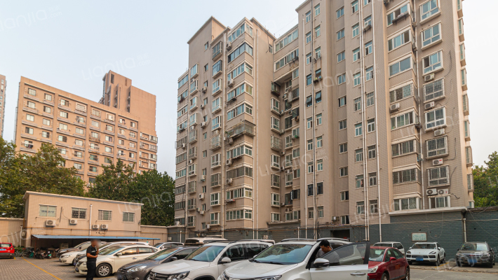 矿山材料厂家属院外景图