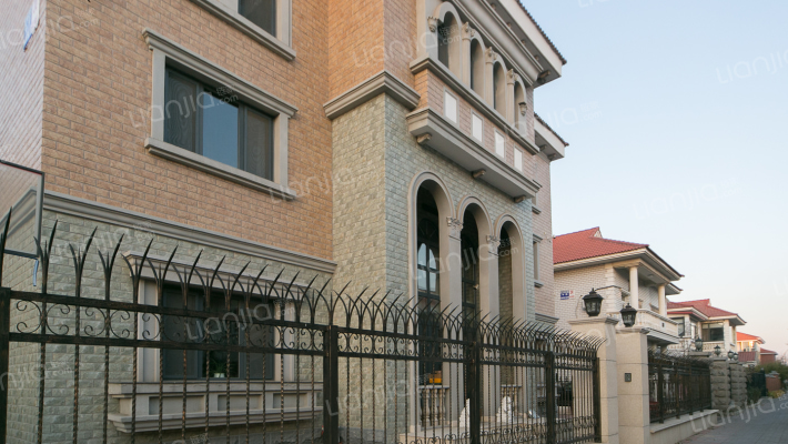 红顶花园中园外景图