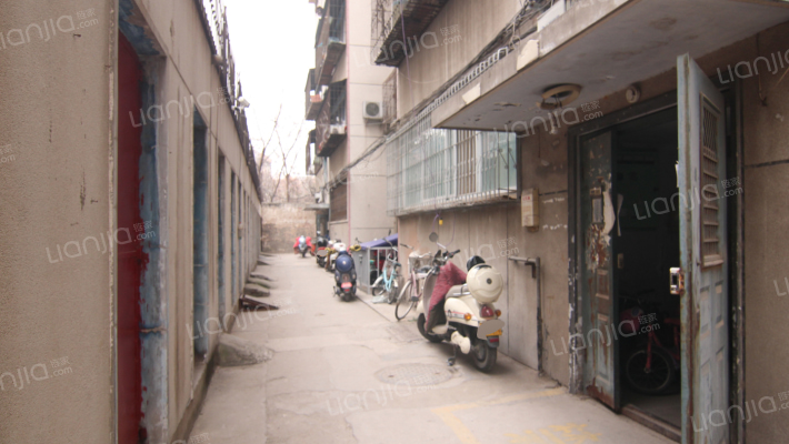 皮革厂家属院外景图