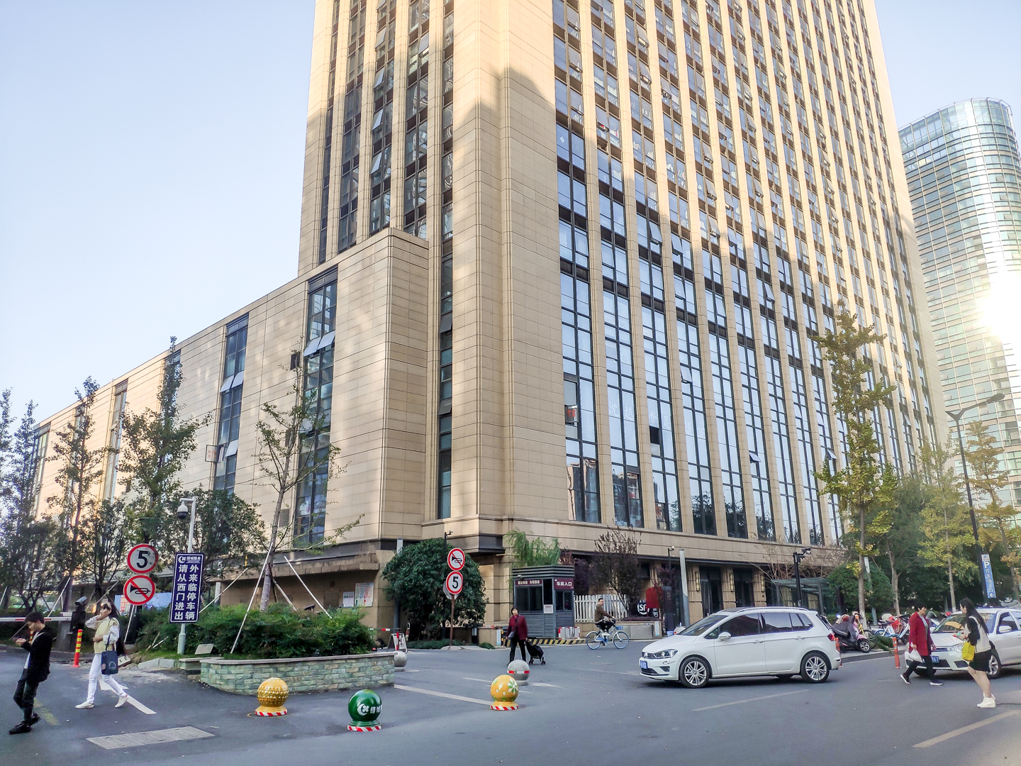 绿城财通中心小区实景 5