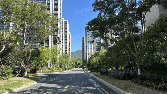 吟彩芳菲之城外景图